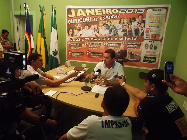 coletiva prefeito Cezar Ouricuri_615x461