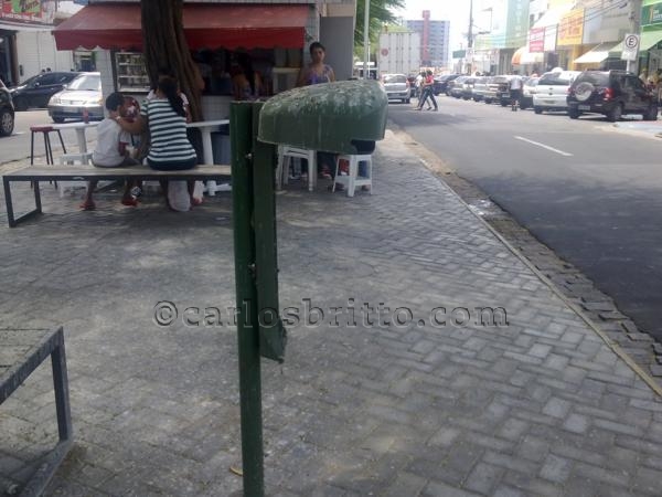 cesta de lixo quebrada