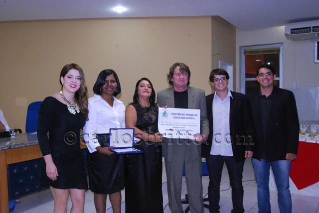 Vereadora Neguinha entrega titulo