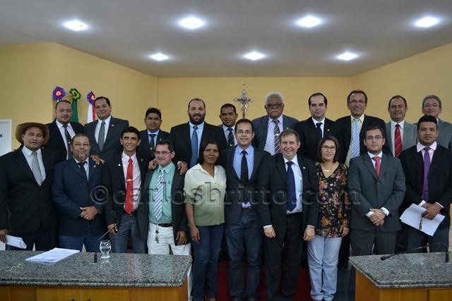 Vereadores posam depois de aprovar projetos do novo centro administrativo