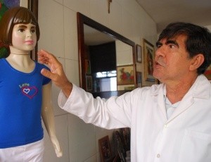 medico-legista-george-sanguinetti-mostra-boneca-com-as-mesmas-dimensoes-e-peso-de-isabella-nardoni-que-tem-em-casa-1274467377782_300x230
