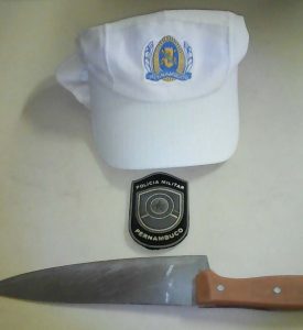 homem preso com faca