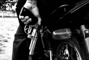 assaltantes-armados-moto