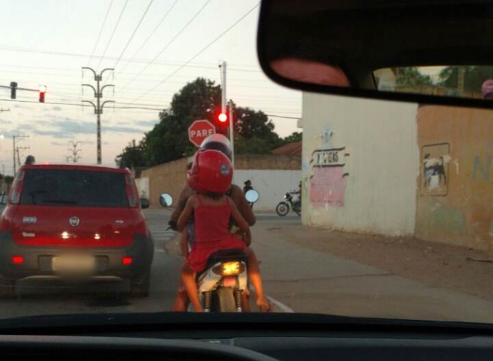mulher-transporta-criancas-em-moto-piranga-juazeiro