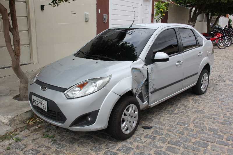 carro-de-comunitaria-atras-da-banca