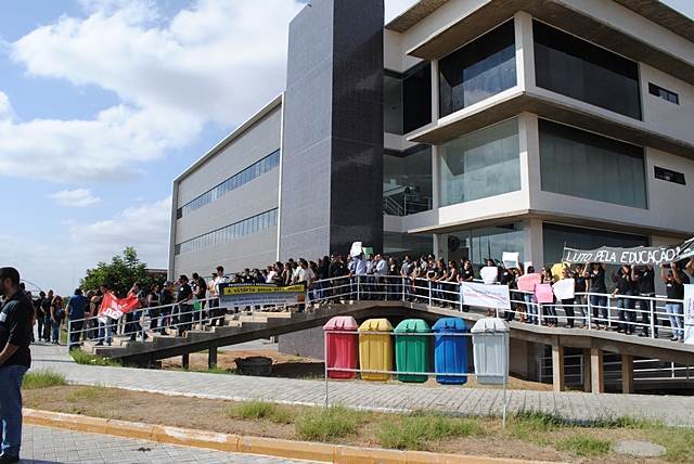 Pela segunda vez, UFPE reduz bônus na nota do Enem, no Sisu, para feras de  medicina