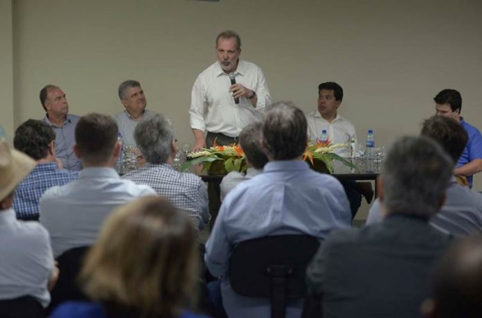 armando monteiro com produtores de frutas