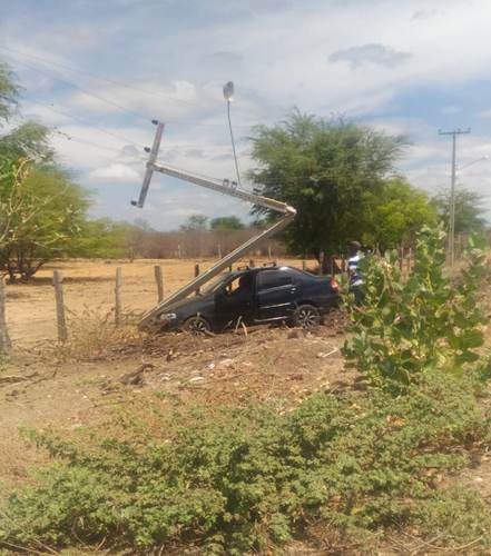 mais um carro derrubou poste em petrolina