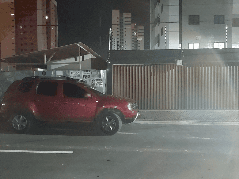 Revoltado, morador vandaliza carro estacionado em frente à garagem; veja  imagem