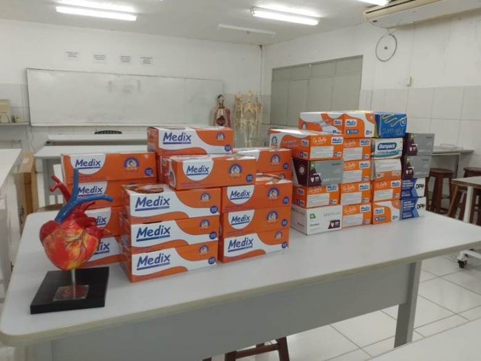 luvas e máscaras