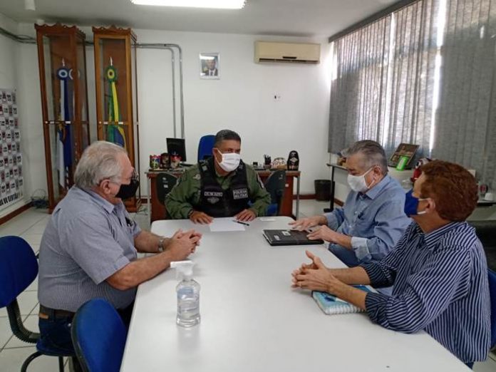 presidentes CDL e Sindilojas Petrolina com comandante