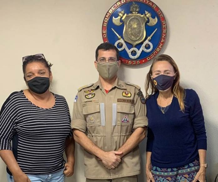 Elena e Cristina com tenente coronel Luciano